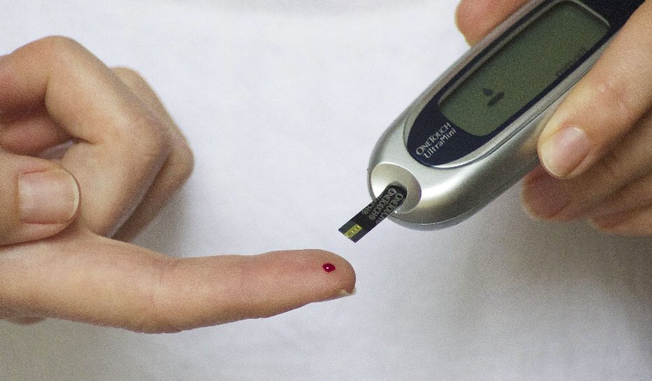 A blood glucose monitor showing healthy levels for UK Diabetes Prevention 2026